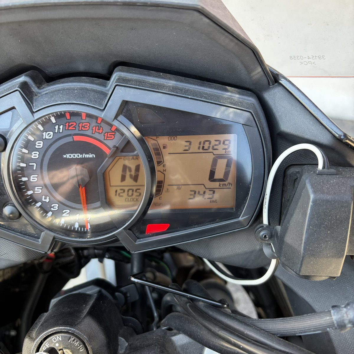 EXPRESS_ZIPANG2's tweet photo. 三男の所有である ＃VERSYS250 、本人は『乗らなくなったので手放したい☝️』と言うことで、買った #小笠原オートショップ の担当に相談してみた。🤗『30,000km超えているので…』そのままσ(^_^;)の所有にした方が良さそうな感じだった…😓ここまできたら、 #広島やまだ さんの ＃甘栗 は欠かせません。 https://t.co/ygN5HCpASD