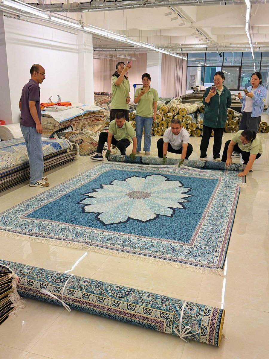yilongcarpet's tweet photo. Blue floral medallion rug: A blue hand-knotted silk rug with a large floral medallion and detailed border is displayed in the showroom. #OrientalRug #HandmadeRug #TurkishRug #YilongCarpet https://t.co/stK49lyIOj