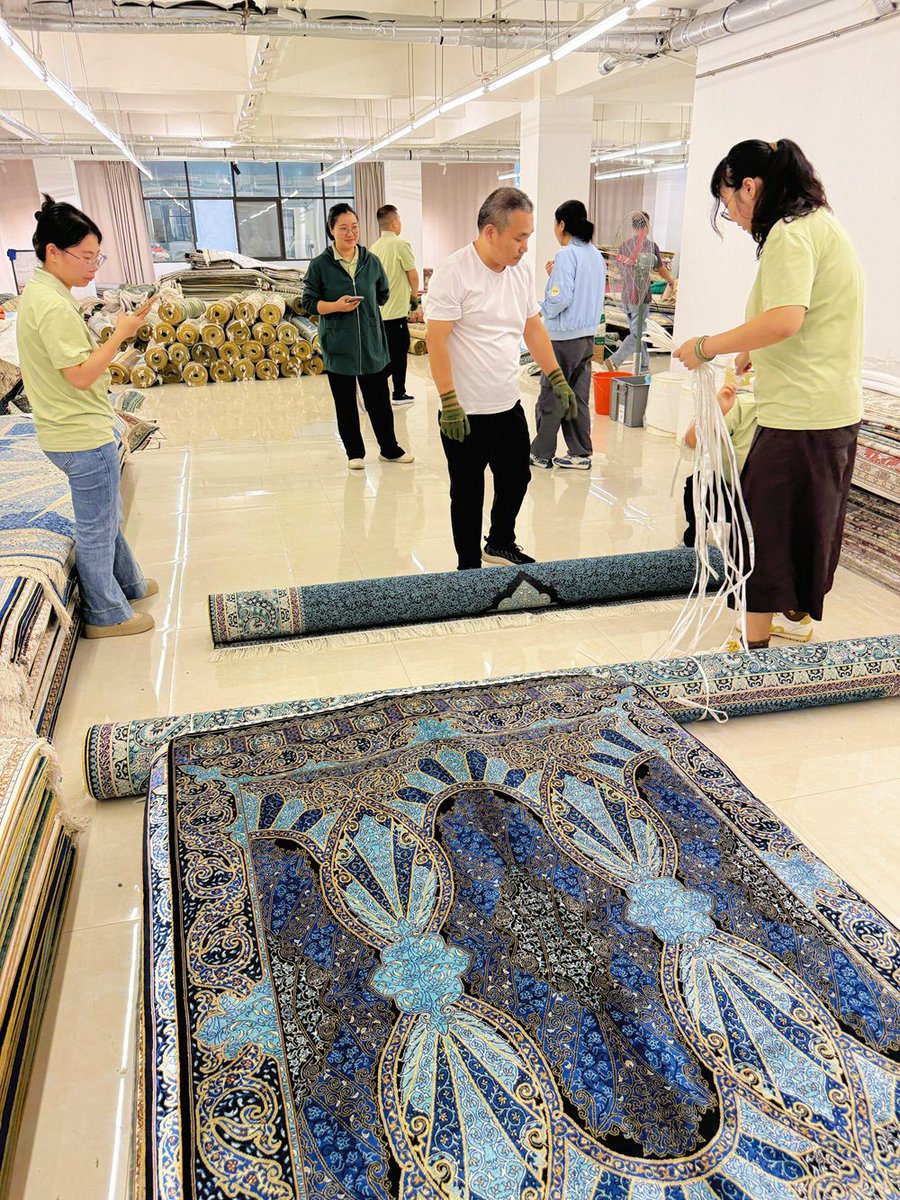 yilongcarpet's tweet photo. Blue floral medallion rug: A blue hand-knotted silk rug with a large floral medallion and detailed border is displayed in the showroom. #OrientalRug #HandmadeRug #TurkishRug #YilongCarpet https://t.co/stK49lyIOj
