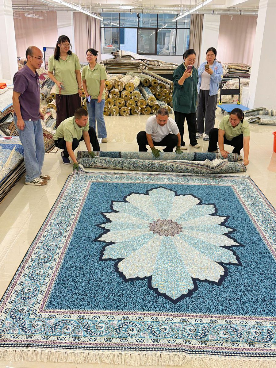yilongcarpet's tweet photo. Blue floral medallion rug: A blue hand-knotted silk rug with a large floral medallion and detailed border is displayed in the showroom. #OrientalRug #HandmadeRug #TurkishRug #YilongCarpet https://t.co/stK49lyIOj