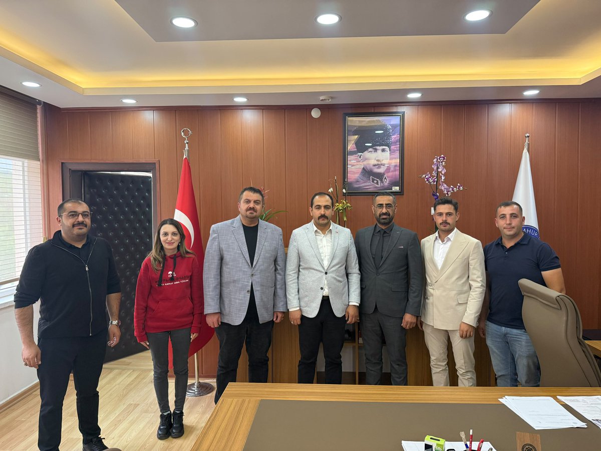 svsulkuocaklari's tweet photo. İl Başkanımız Sn. Bahadır GÖKMEN,İl Başkan Yardımcımız Sn. Raif ÇOPUR,Kıymetli Hocamız Prof. Dr. Selman ABLAK ve İl Yöneticilerimiz ile birlikte Edebiyat Fakültesi Dekanlığına atanan Prof. Dr. Ahmet YÜKSEL hocamızı ziyarette bulundular. Hocamızı tebrik eder akademik hayatında başarılarının devamını dileriz.