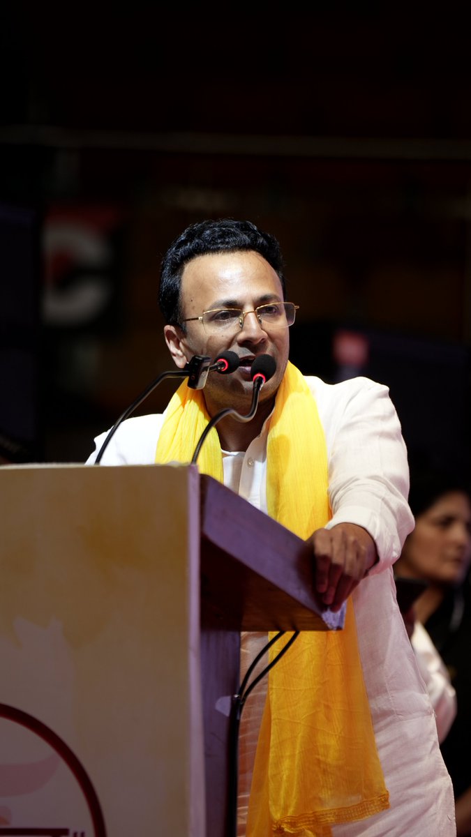 vaishykul's tweet photo. वैश्यकुल सांस्कृतिक समागम एवं अंतरराष्ट्रीय वैश्य परिचय सम्मेलन 2026 के दौरान मंच से

श्रीमती रेखा गुप्ता जी, श्री नरेश बंसल जी, श्री विष्णु मित्तल जी, श्री गिरीश मित्तल जी, श्री अशोक अग्रवाल जी एवं श्री अमित गोयल जी ने अपने विचार साझा किए।

#Vaishyakul #DelhiCm #BJP4Delhi https://t.co/k1XhHsoM1P