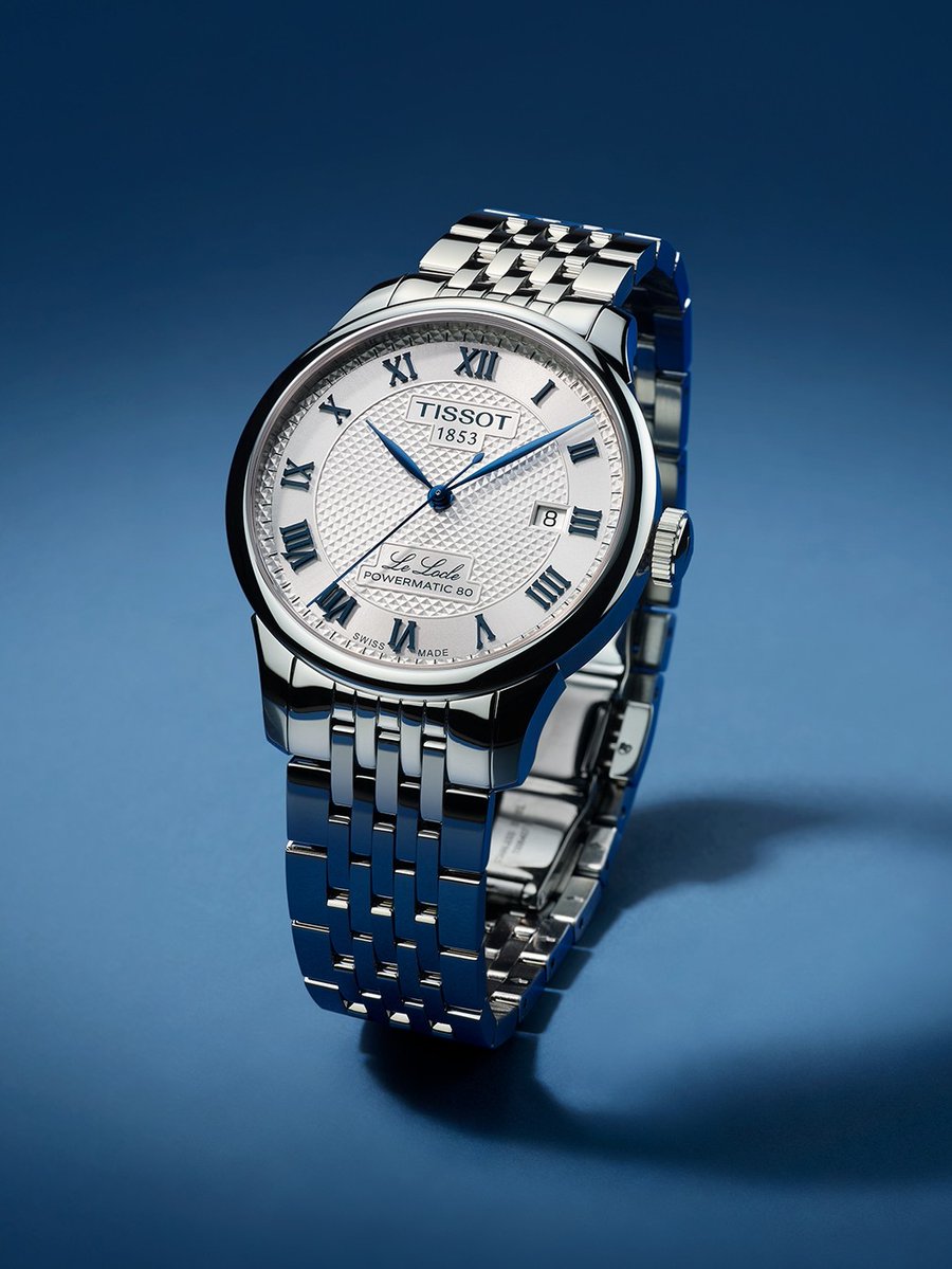 MinutaCZ's tweet photo. Le Locle je skutečné místo. A pro Tissot je domovem už od roku 1853.

Jubilejní Tissot Le Locle 20th Anniversary připomíná dvě desetiletí kolekce, která nese jméno švýcarského města hodinářů. Stříbrné ciferníky, modré římské číslice a automatické strojky drží tradici v současném rytmu.

Která velikost je vaše – 29 nebo 39,3 mm?

Kde je vyzkoušet? 
👉 https://t.co/3lyIYXBEEL