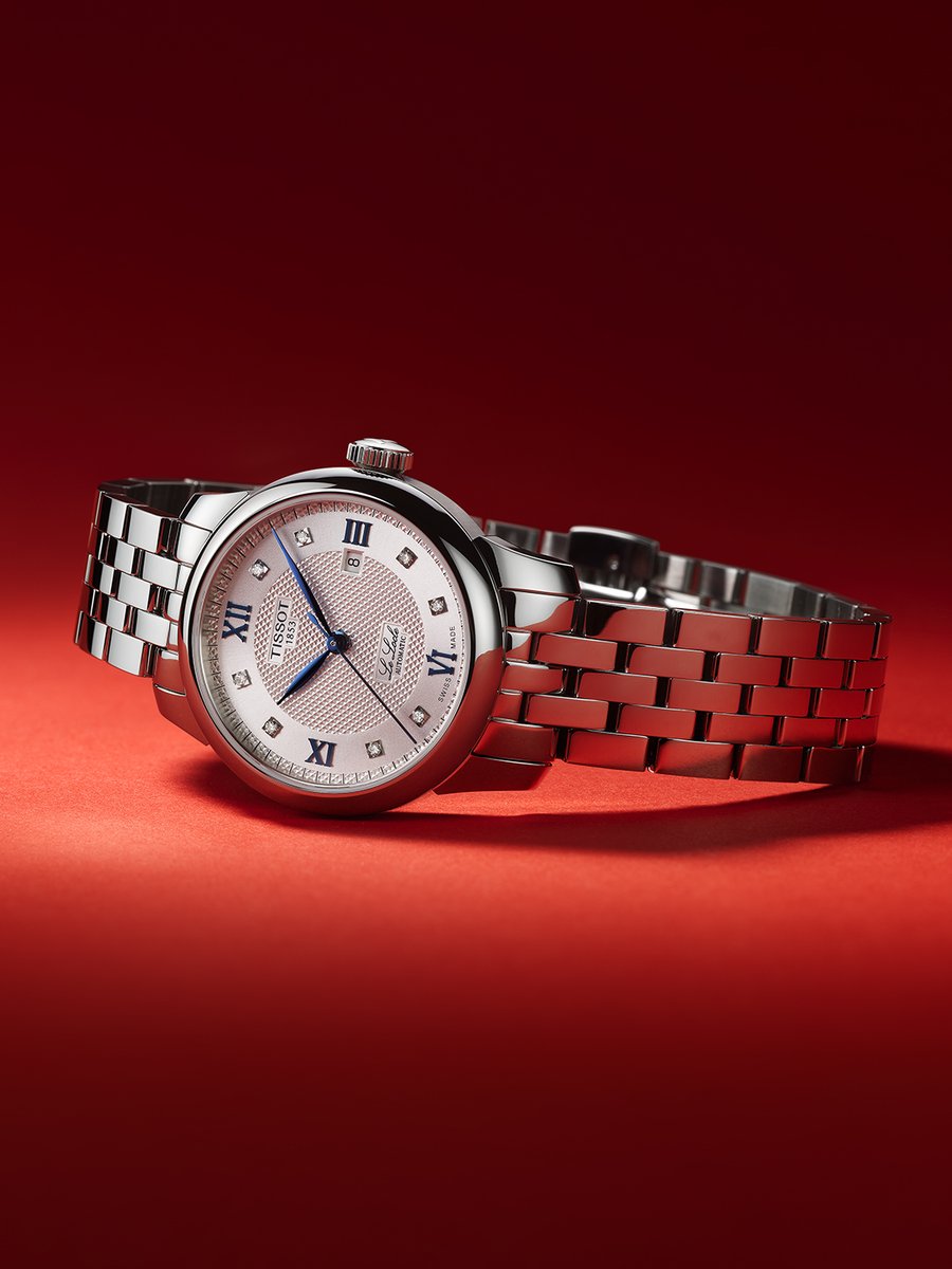 MinutaCZ's tweet photo. Le Locle je skutečné místo. A pro Tissot je domovem už od roku 1853.

Jubilejní Tissot Le Locle 20th Anniversary připomíná dvě desetiletí kolekce, která nese jméno švýcarského města hodinářů. Stříbrné ciferníky, modré římské číslice a automatické strojky drží tradici v současném rytmu.

Která velikost je vaše – 29 nebo 39,3 mm?

Kde je vyzkoušet? 
👉 https://t.co/3lyIYXBEEL