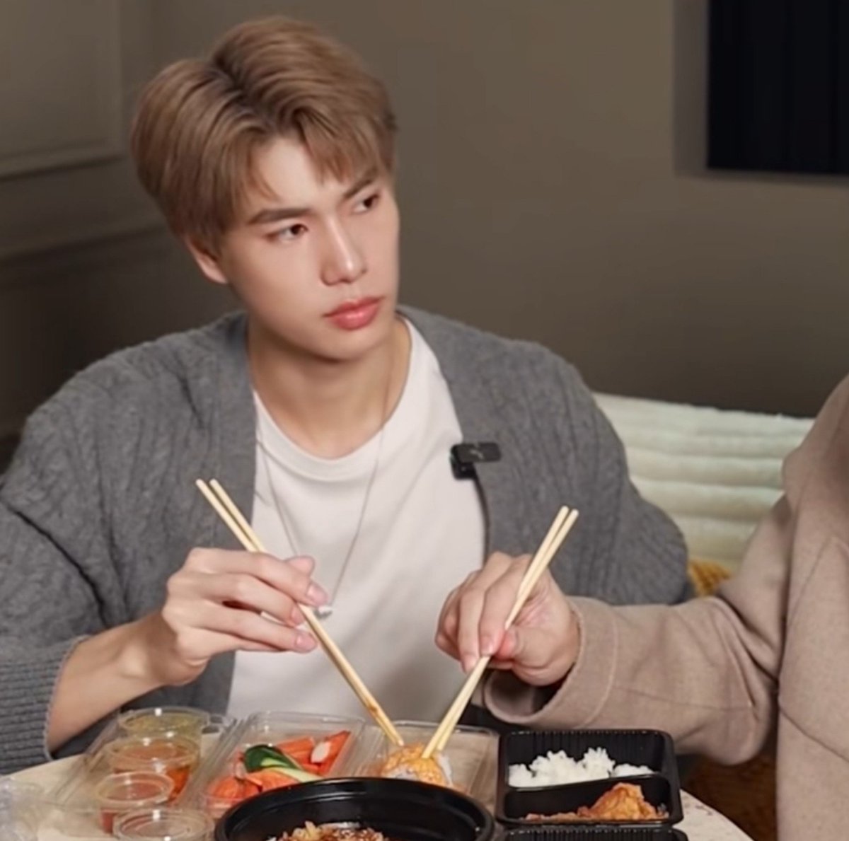 Tangjairakk's tweet photo. "อย่ามาแย่งเค้ากินน่ะ" 😾 https://t.co/Qk7afdjDDl