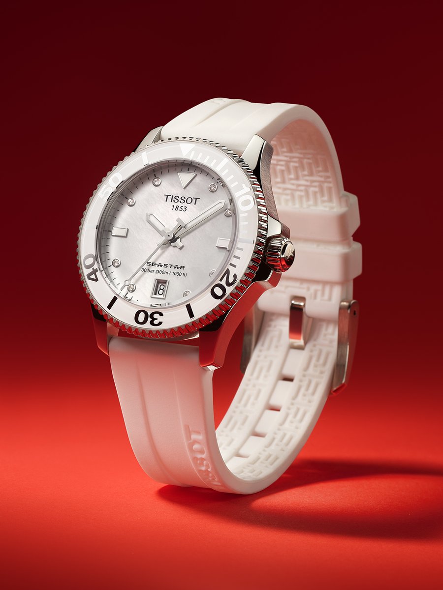 MinutaCZ's tweet photo. Perleť znamená, že žádné dva ciferníky nejsou úplně stejné. A právě proto je těžké vybrat si jen jeden. ✨

Tissot Seastar 1000 v kompaktním 36mm provedení spojuje perleťový ciferník, diamantové indexy a voděodolnost do 30 barů. Elegantní detail s opravdovou potápěčskou výbavou.

Kde je vyzkoušet? 
👉 https://t.co/3lyIYXBEEL

#Tissot #TissotCZ #TissotSeastar #MotherOfPearl #SwissMade