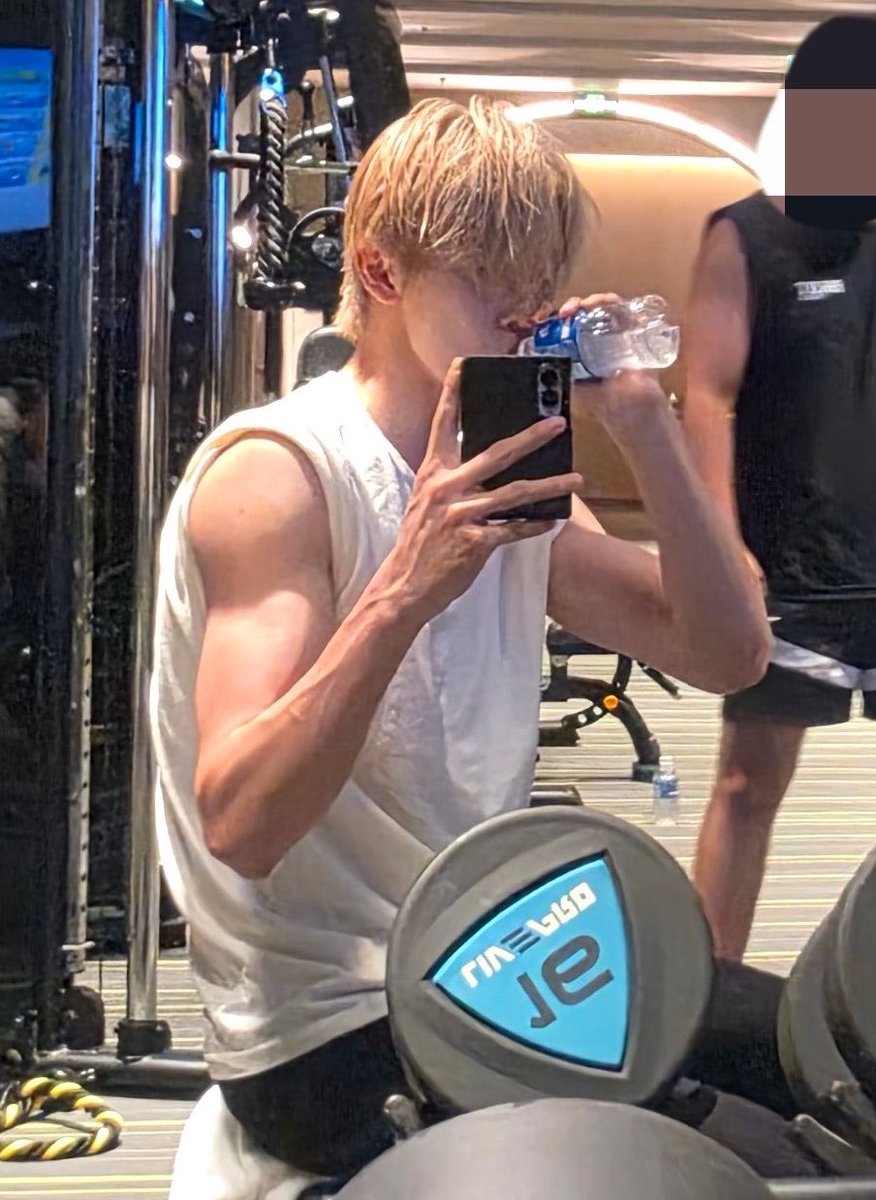 kimreyes's tweet photo. 🦌 gym selfies 😵‍💫 https://t.co/slRa5Nqi9v