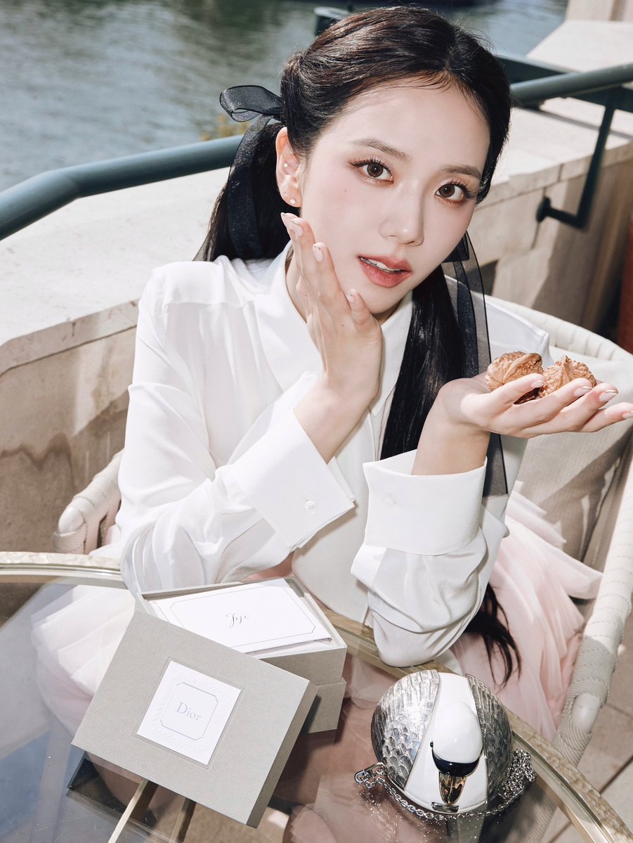 DCJisoogallery's tweet photo. HUMAN DIOR JISOO AT PFW 
#JISOOxDiorSummer27 https://t.co/XbOpNordhe