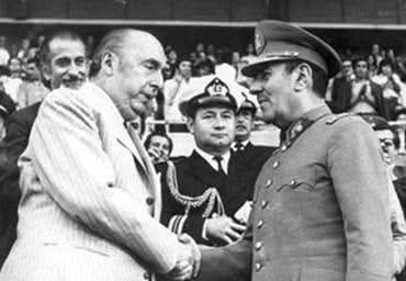 CuadradoPrats's tweet photo. GENERAL CARLOS PRATS GONZALEZ
Comandante en Jefe del Ejército de Chile, Ministro del Interior,Ministro de Defensa y Vicepresidente de la República de Chile.
Asesinado por la DINA el 30 de Septiembre de 1974 en BuenosAires junto a su esposa Sofía Cuthbert. Firme en los principios. https://t.co/ryfEkyADEC