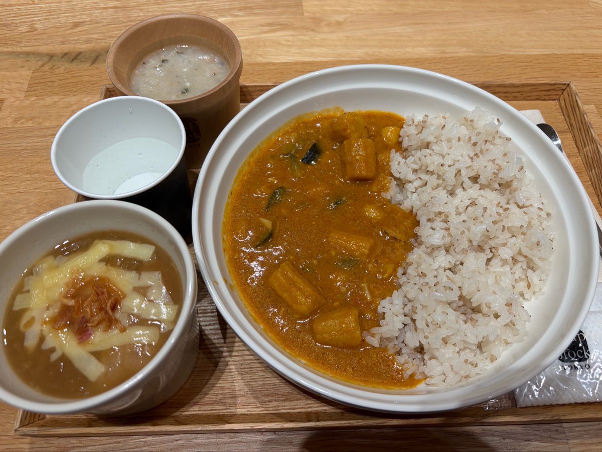 chiiiiiiiita_n's tweet photo. 今日はまたスープストック行ってきた🥄
離乳食無料提供なのほんとありがたい😍
⚫︎鶏肉とさつまいものおじや（離乳食）
⚫︎ゴッホの玉葱のスープ
⚫︎地中海風帆立のブイヤベースカレー
美味しかったーー！！！！！！ https://t.co/IhxVlXZHJJ