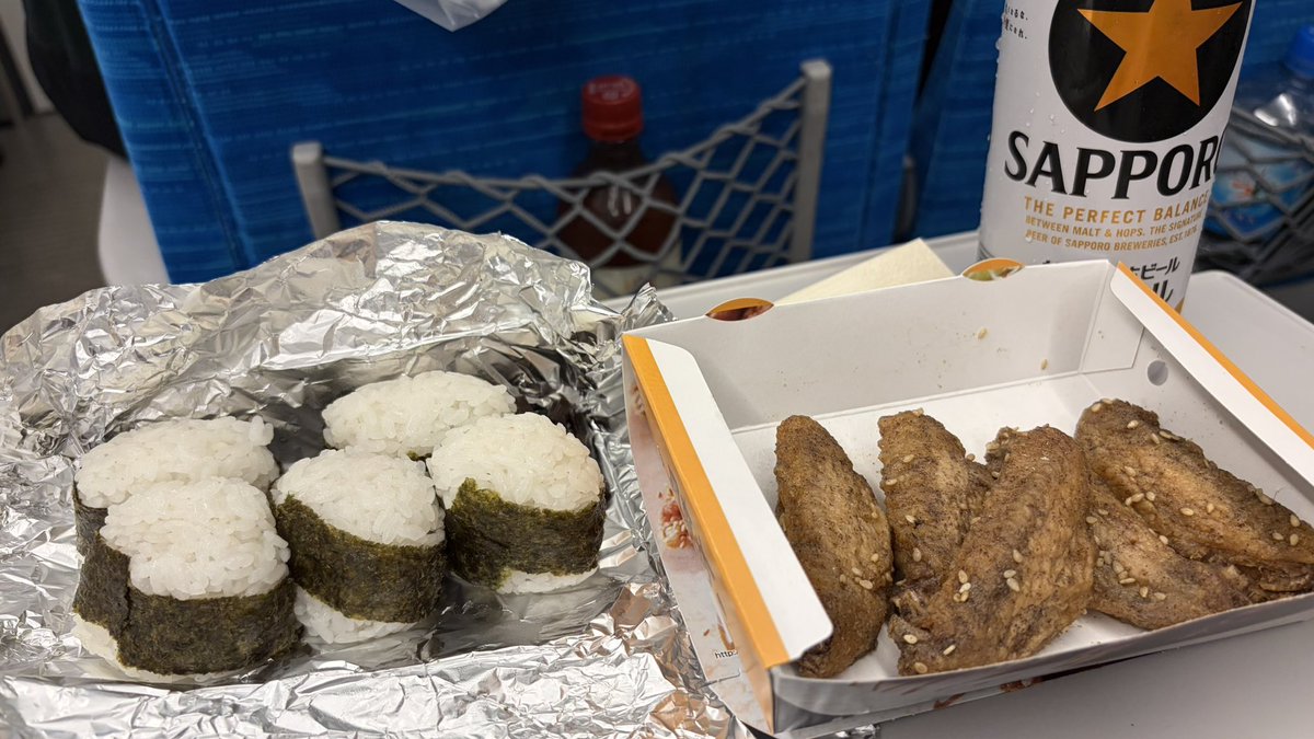 Michi401248121's tweet photo. 天むすを食べながら帰ります。 https://t.co/34IXs7XRb6