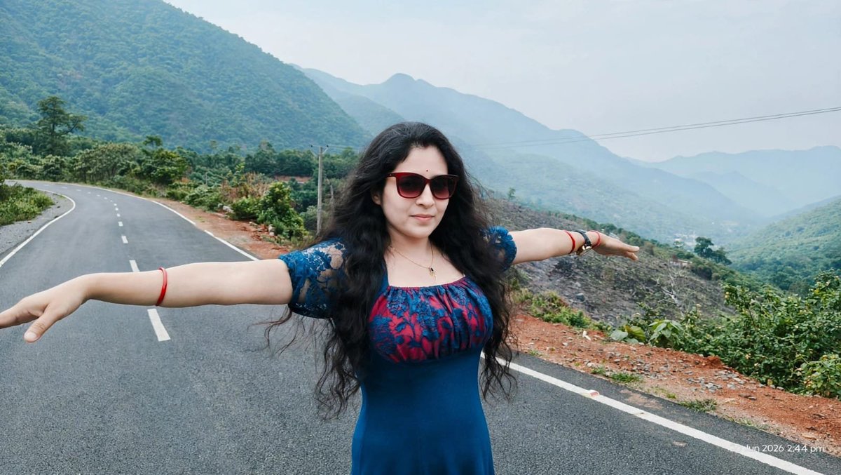SarmilaPa's tweet photo. Arms wide open, heart full of mountains. 💙 #RoadTrip #Nature
#happyexplorer https://t.co/QviSUylDNu