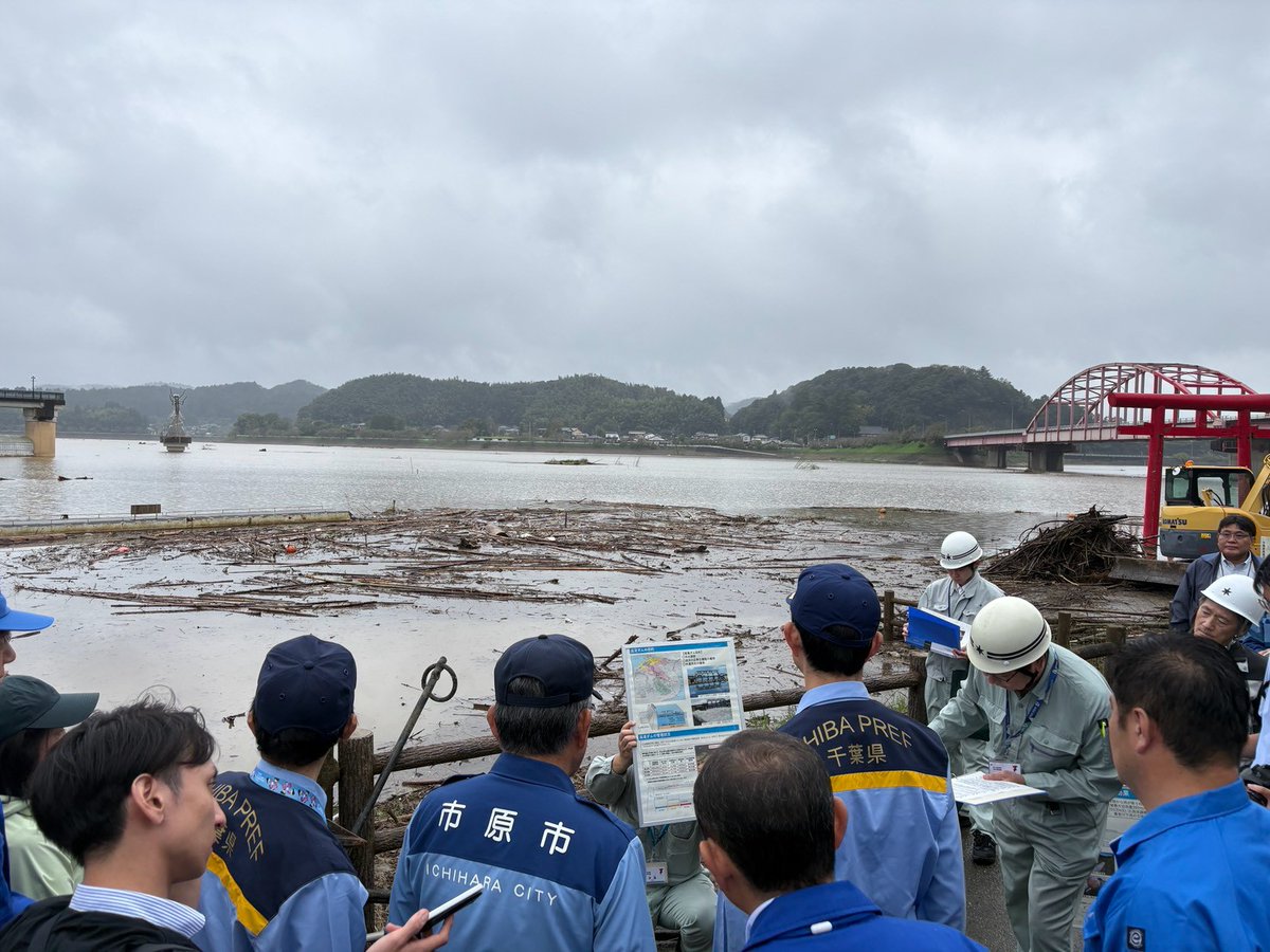kumagai_chiba's tweet photo. 養老川流域を守る高滝ダムの当時の状況、高滝湖周辺の被災状況を現場視察しました。

●高滝ダムは台風に備え事前放流
●水位をギリギリまで見極め、緊急放流を回避
●ダムの洪水調節機能を果たし、下流を氾濫から守る
●堆積した土砂の浚渫、貯砂ダムの整備を進めます

━━━━━━━━━━━━━━━━━━━━━━━
●緊急放流をギリギリで回避

高滝ダムは洪水調節や水道用水の確保を目的に整備されたダムで、養老川流域をこれまでも洪水から守ってきました。
台風25号の際は事前放流を行って水位を下げ、あらかじめ貯留する量を約45%増やして台風を迎えました。

流域では20日2時頃から雨が降り始め、21日13時以降の集中的な豪雨で水位が一気に上昇、このままでは規定の水位を超える見込みとなったことから20時30分に緊急放流を判断し、市原市が緊急に下流域に避難を呼びかけました。
しかし、21時から降雨量が減ったため、ギリギリまで水位の動向を見極めることとし、結果的には緊急放流の基準水位は少し超えたものの、決壊の危険性が高まる水位までには至らず、緊急放流を回避することができました。

養老川は既に氾濫寸前まで水位が上がっていたため、緊急放流を実施していた場合は流域で大規模な浸水被害が発生していたと思われます。
21日22時までの平均累加雨量は516mmを観測。事前放流量（255万㎥）＋洪水調節容量（565万㎥）をフルに活用して養老川の氾濫防止に寄与しました。

当時、県も市原市も大変緊迫した中で、連携を取り、この一連のオペレーションを実行しました。対応に当たった県職員・小出市長や市原市職員、住民周知に協力頂いた皆さまの尽力に深く敬意を表します。
今回の件を総括し、住民の皆さまへの周知方法の充実なども検討していきます。

なお、ダムの緊急放流は、それまで上流の水の流れの一部をダムが受け止めていたものが、ダムの水位の限界を受けて、上流からの水をそのまま下流に流すというもので、溜まっていたダムの水を一気に下流に流すものではありません。

━━━━━━━━━━━━━━━━━━━━━━━
●堆積した土砂の浚渫、貯砂ダムの整備を進めます

高滝ダムは常に土砂の堆積が進んでおり、毎年億単位の予算を投入し、浚渫を行っているほか、新たな貯砂ダムの整備を進め、今年度にも1基完成、さらにもう1基整備する予定です。
浚渫等のペースが少しでも遅ければ、今回の災害で緊急放流・養老川氾濫もあり得ました。

今回の災害でも土砂の堆積が進んでいますので、しっかりと浚渫と貯砂ダム整備を進めていきます。

━━━━━━━━━━━━━━━━━━━━━━━
●高滝湖の漁業、観光の復興へ

この高滝湖は湖畔美術館があるほか、ワカサギ釣り・ボートなどの観光名所、さらにアユなどの漁業もあります。高滝湖観光企業組合の理事長や小出市長、各県議からも今後に向けて話を伺いました。

かつてないダム水位の上昇により、桟橋や様々な施設が流出するなど大きな被害が出ています。今回の現場視察も踏まえ、市原市と連携し、観光地・高滝湖の復興を進めていきます。