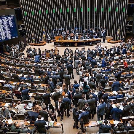 poponze's tweet photo. Os 54 senadores eleitos em 2026 terão papel decisivo na votação do fim da escala 6x1.

Projeções apontam para um Senado ainda mais à direita em 2027, cenário que pode dificultar a aprovação da proposta, que precisa de 49 votos para ser aprovada. https://t.co/qLwA0gU9na