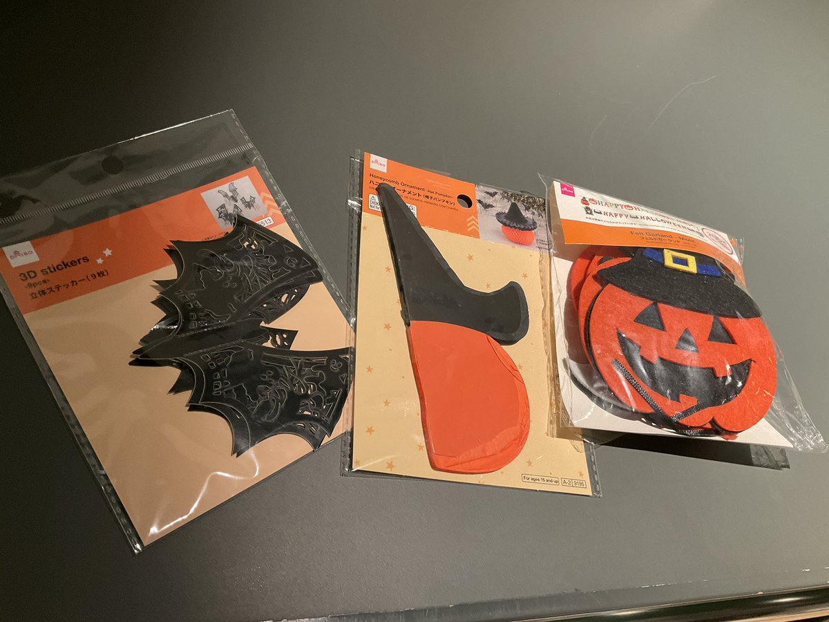 xStation01's tweet photo. そろそろアレを飾る季節ですね…🎃
店内でも装飾準備を始めました🦇
#ハロウィン　#飾り https://t.co/owmKJJF0sD