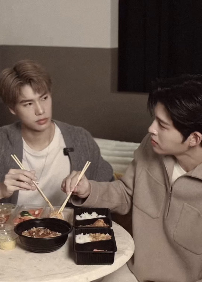 awboyy_'s tweet photo. สั่งของที่ชอบให้ จ่ายให้ แต่คุณปังก็ยังโดนพุวีน เพราะแย่งนางกิน 555555555 https://t.co/1A8lKl9ayl