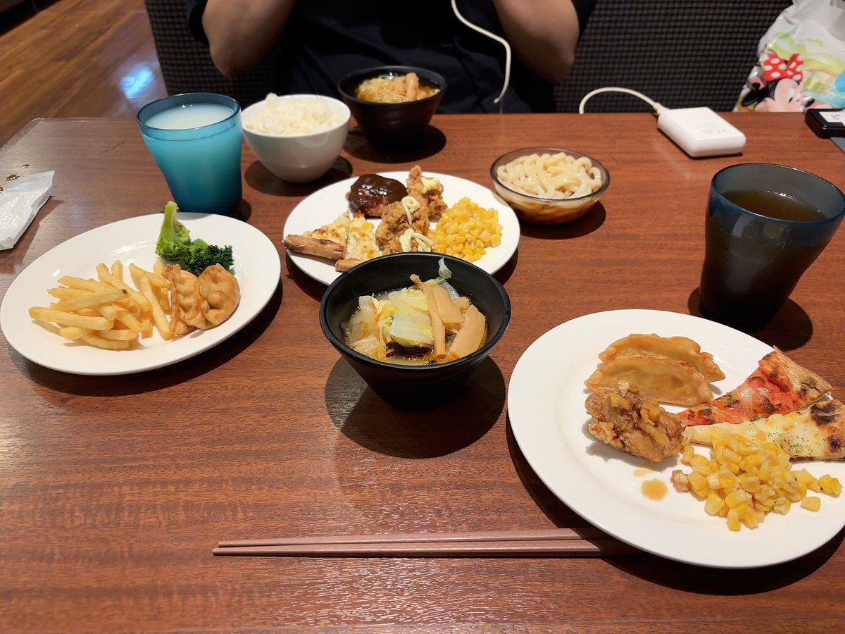 kotone4a's tweet photo. Festa cardenで夕食
2枚目リア友とうちの https://t.co/UUtAmXdJRa