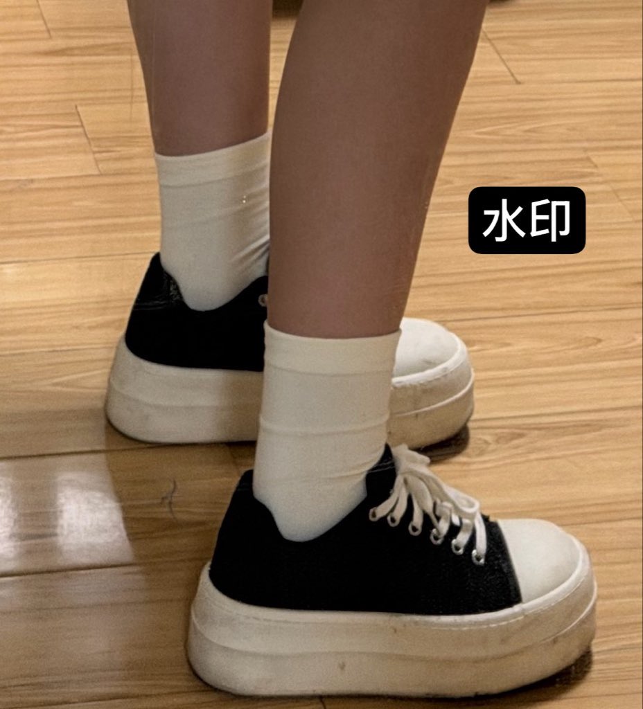 k20230923's tweet photo. 好久没有更新了，之前的学妹实习去了比较忙也没联系，不过最近单位来了几个女大学生来实习，第一天就穿着小白袜皮鞋，果断加了联系方式，有想要实习女大🧦的吗？明天帮她搬行李，看看能不能顺她的袜子，目前聊了几天��觉可以开发，本人是属于甜妹类型的#扫楼#打胶#打飞机#原味#袜子#丝袜#女大学生#套路 https://t.co/B0XiLavfI3