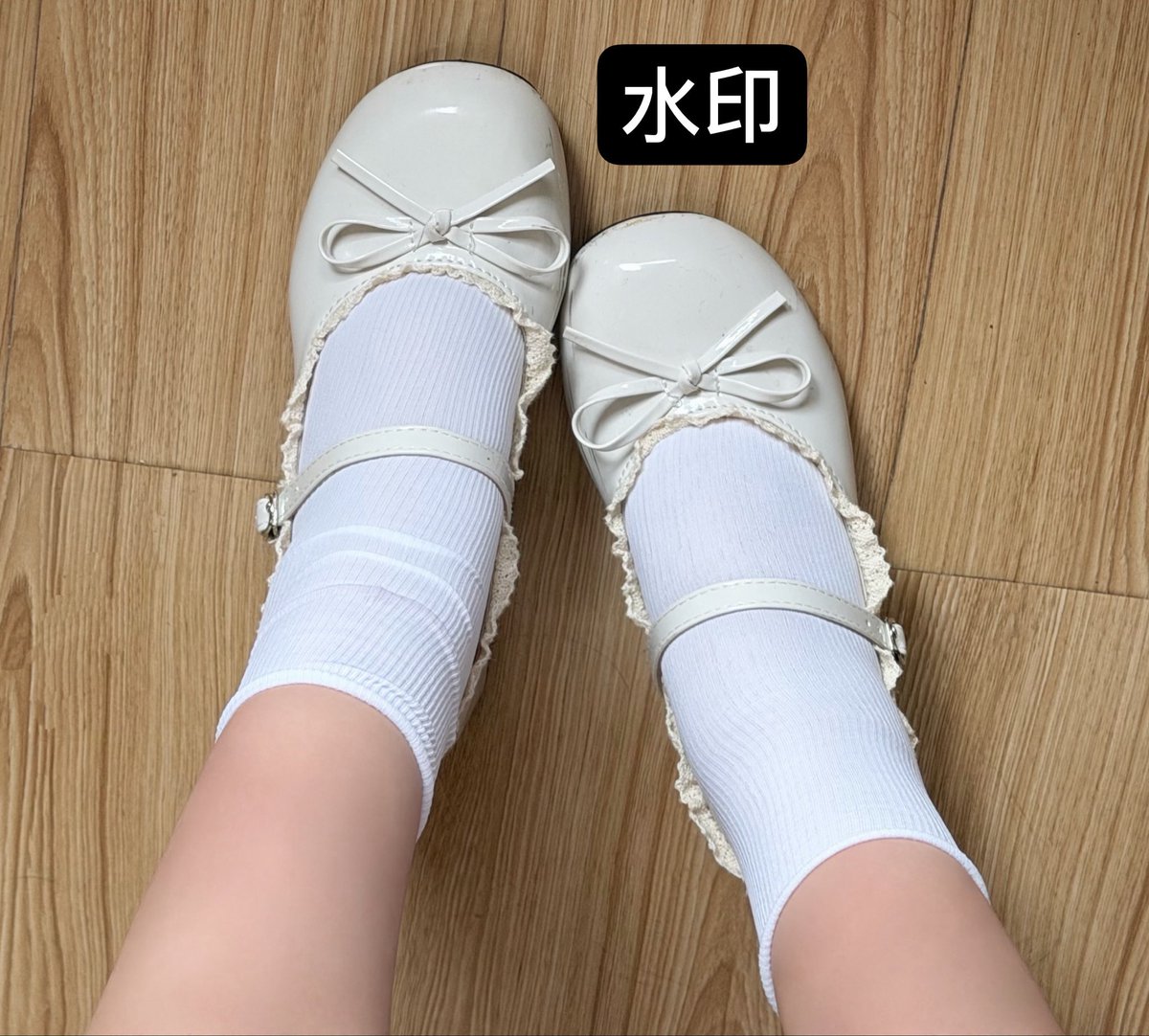 k20230923's tweet photo. 好久没有更新了，之前的学妹实习去了比较忙也没联系，不过最近单位来了几个女大学生来实习，第一天就穿着小白袜皮鞋，果断加了联系方式，有想要实习女大🧦的吗？明天帮她搬行李，看看能不能顺她的袜子，目前聊了几天��觉可以开发，本人是属于甜妹类型的#扫楼#打胶#打飞机#原味#袜子#丝袜#女大学生#套路 https://t.co/B0XiLavfI3