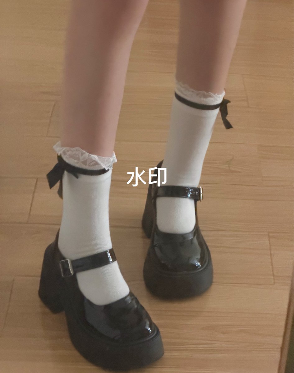k20230923's tweet photo. 好久没有更新了，之前的学妹实习去了比较忙也没联系，不过最近单位来了几个女大学生来实习，第一天就穿着小白袜皮鞋，果断加了联系方式，有想要实习女大🧦的吗？明天帮她搬行李，看看能不能顺她的袜子，目前聊了几天��觉可以开发，本人是属于甜妹类型的#扫楼#打胶#打飞机#原味#袜子#丝袜#女大学生#套路 https://t.co/B0XiLavfI3