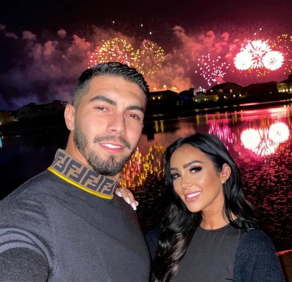 MichouLeVoyou13's tweet photo. #DylanThiry fait une demande à #Anas après l’annonce du divorce avec #Fidji il réclame ses ancien #Calson 😂😂😂 https://t.co/mZ3SdBWQSn