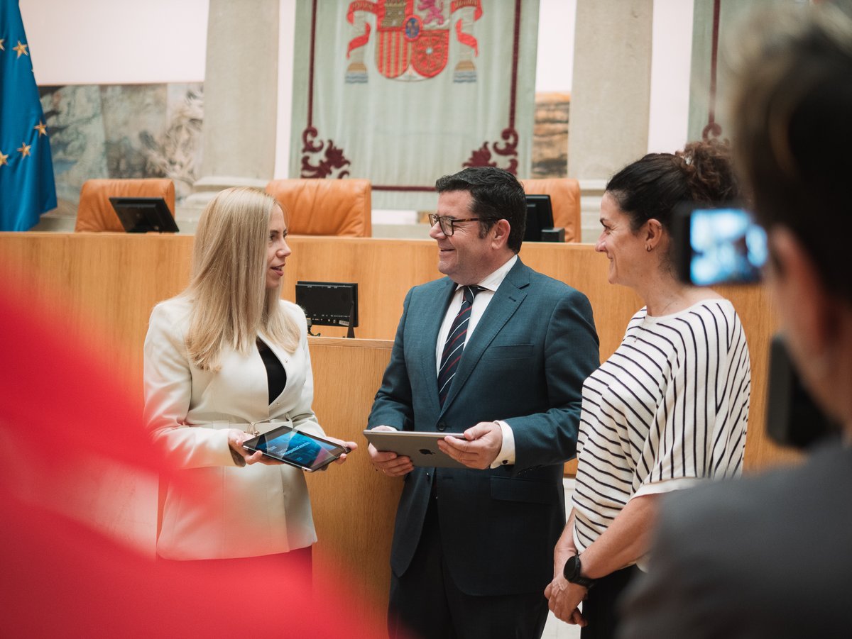 lariojaorg's tweet photo. 📊 PGLR2027 | Los Presupuestos 2027 “siguen poniendo en la diana de la acción del Gobierno la sanidad y la vivienda, las dos principales preocupaciones de los riojanos”.

Domínguez ha entregado al @ParlamentoRioja el proyecto.

🖇️ Info: https://t.co/hWBAsFhddr

#PGLR2027 https://t.co/D94CDeiOno