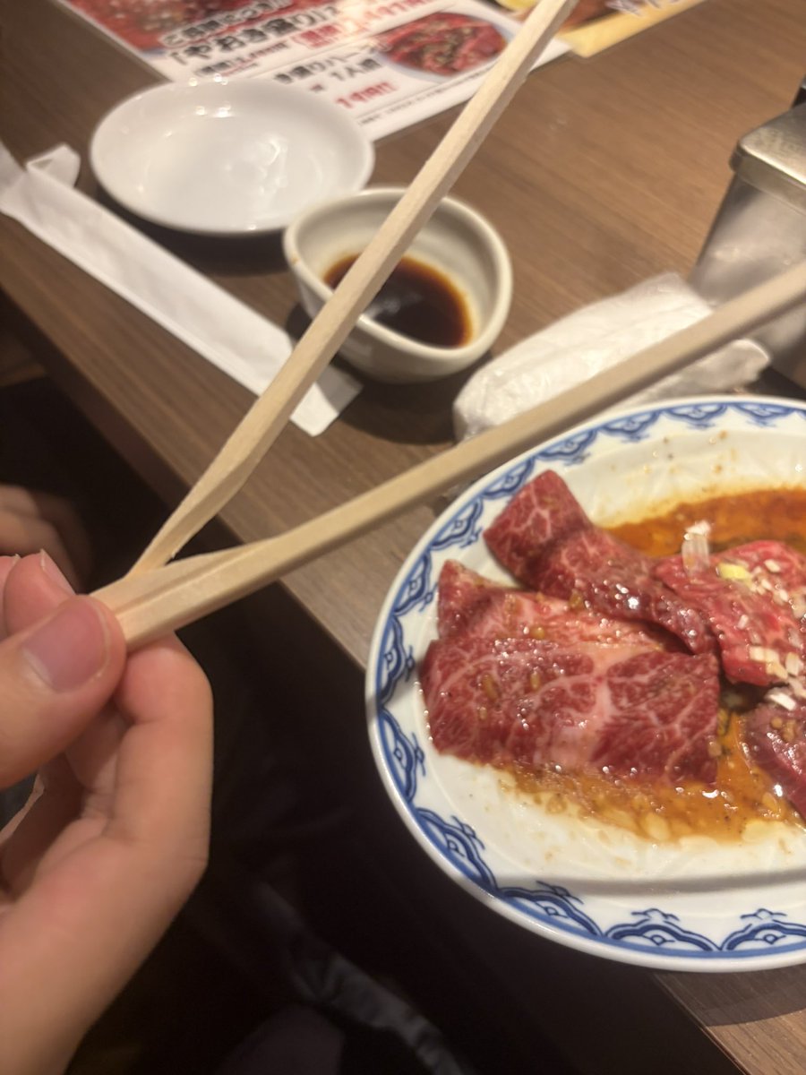 kamibiki_ningen's tweet photo. 挑戦者で焼肉きたけどえすと割り箸割るの下手すぎてやばい https://t.co/spwyTpAsLx