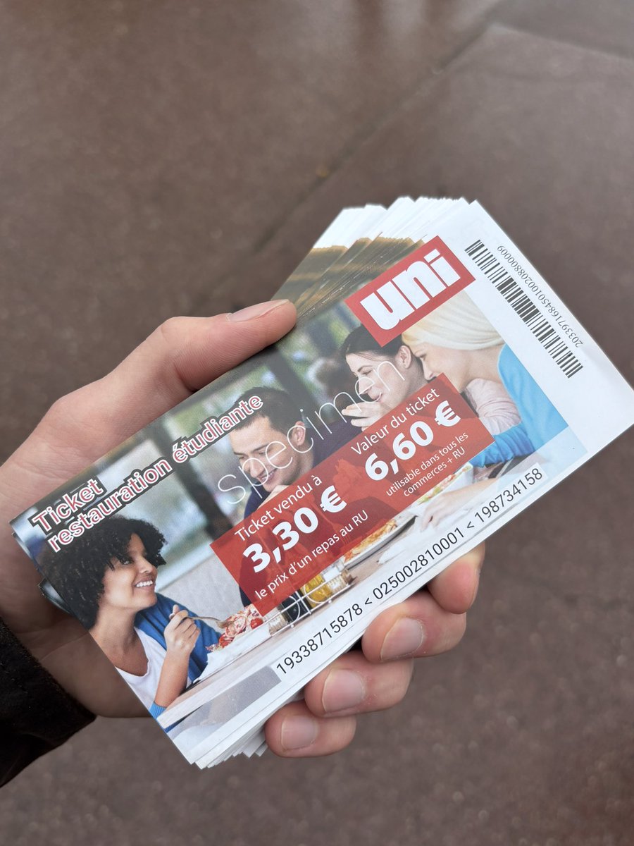 uniparisidf's tweet photo. 🎟️Des militants de l’UNI Paris étaient devant le restaurant universitaire de Cité universitaire pour défendre auprès des étudiants la mise en place d’un ticket restaurant étudiant !

💶Gain de pouvoir d’achat et moins de files d’attente ! https://t.co/cY8EssWpY9