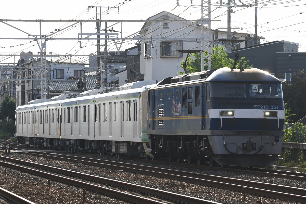 1VjuQpBusGNuWx3's tweet photo. 2026/9/30/
EF210-357+東武80000系 81555F 4両　近畿車輛 甲種輸送
東海道本線JR総持寺－摂津富田駅間

東武野田線/アーバンパークライン用増備車 80000系甲種輸送。
徳庵駅から、EF210-357がけん引しました。
いつもと違う場所で撮影しましたが、危うく対向列車の快速に被られかけました。 https://t.co/cqt7PZJhR6