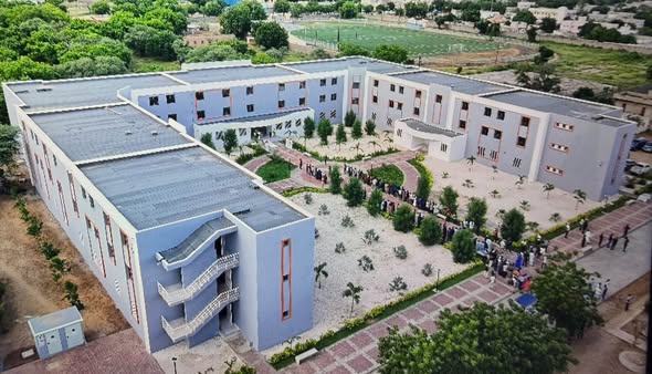 papomarsene1's tweet photo. UADB : Le MESRI et son homologue des Infrastructures ont procédé à la réception de 1 000 lits au CROUS de Bambey et 1000 places de restauration et à la pose de la première pierre du programme de cinq lots de construction et de réhabilitation et de finalisation des bâtiments https://t.co/tt4PxFaOp1
