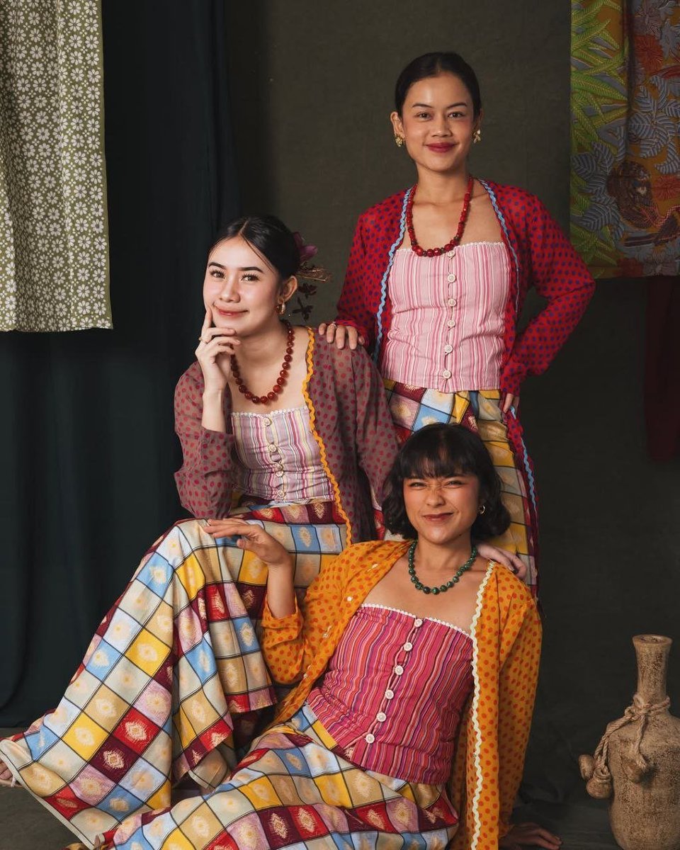 xxxirraaa's tweet photo. INI SIH KEBAYA ALA GEN Z📌
Lucuu banget pliss kebaya motif polkadot😭💗 https://t.co/FnaFdm4FxK
