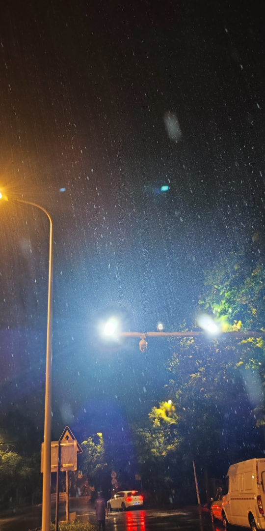 david_krin's tweet photo. Tired by work, the thunder rumbles outside as dusk falls softly. https://t.co/jaHmsaMXTZ