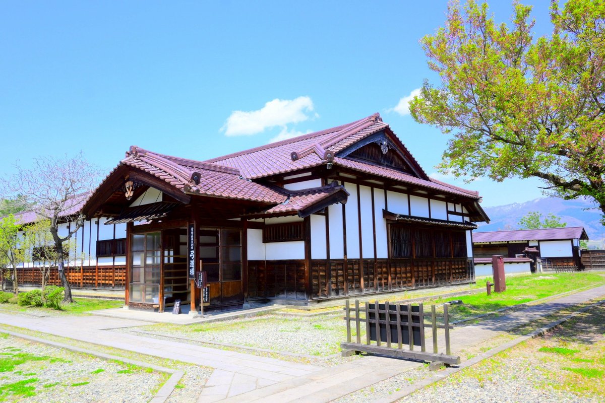 m1done's tweet photo. 去年の4月会津。

日新館（移築後）で、いつもの稽古できた事は貴重な体験でした。
春の雪解けした磐梯山がみえて。
一生に一度だけな気がする。

個人的にここで演武できたらいいなって思う。

#会津
#日新館
#稽古 https://t.co/LyV9NDdZoX