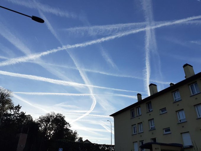GuerreClimat's tweet photo. Les chemtrails ce sont : 1) des budgets illimités 2) une logistique illimitée (bases, avions, pilotes, kérosène, métaux lourds, polymères) 3) un planning illimité (24/24 et 7/7) 4) un rayon d'action illimité (impact mondial). Moi je dirais que nous avons du souci à nous faire. https://t.co/XM3HTofDEQ