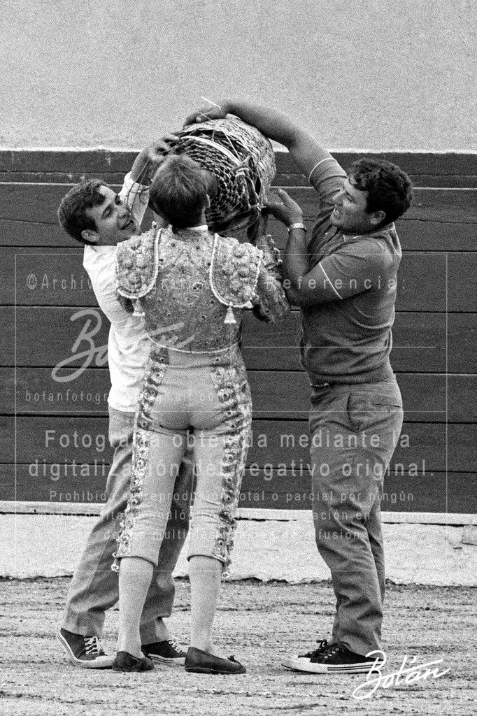 botanfotografos's tweet photo. Las ventajas de no tener que “soplar” cuando das una vuelta a la rotonda …
Colmenar Viejo, 1 de septiembre de 1969.
📷©️ Botán https://t.co/GkHb4d8rOX
