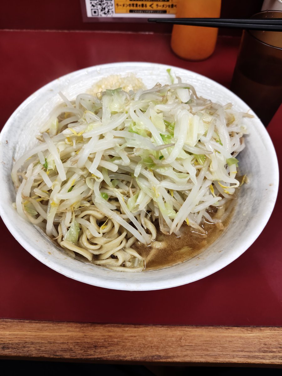 zweimiso's tweet photo. ラーメン二郎相模大野店
ラーメン、コールニンニク

乳化したスープに硬めの麺、茹で加減が素晴らしいヤサイ
スモジは美味い
ごちそう様でした https://t.co/AToQ8S9VnX