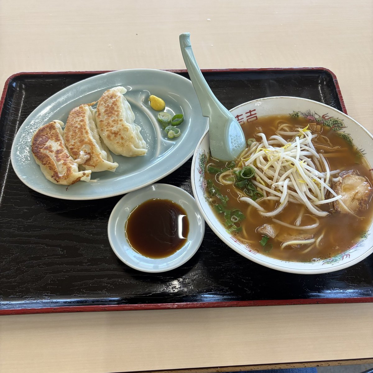 EXPRESS_ZIPANG2's tweet photo. バイク日和だったので、そのまま西へ西へと走ってみる。🏍️🗯️
久しぶりに #お食事処_みずなか さんに寄ってお昼〜😋このお値段と美味しさでコスパがいい。
隣の #ヤマザキデイリーストア で、コーヒーを買って🚬と入ったが、懐かしい #サワーメロン をみつけて手に取ってしまった…😅 https://t.co/TNzg4m9269