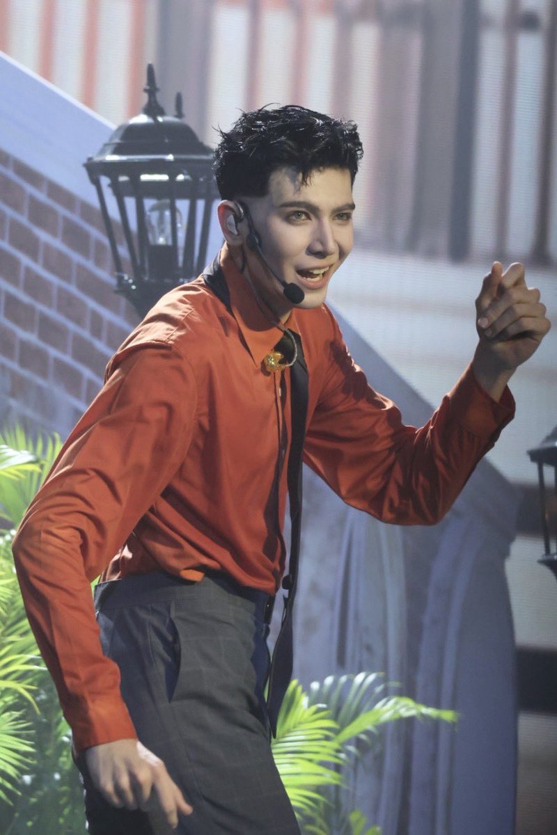 spnkae's tweet photo. ตอนเด็กเรียน  Musical boardway ช่วงสั้นๆยังไม่รู้ว่าจะได้เอามาใช้เมื่อไหร่ วันนี้ได้เห็นเอาสิ่งที่เคยเรียนมาใช้บนเวทีจริง ๆ ในช่วง Solo ของตัวเอง สิ่งที่เคยเรียนและตั้งใจทำไว้ มันไม่ได้หายไปไหนเลย 🩷
#ErwinATLAS
#ATLASRisingUpConcertatImpact https://t.co/3vE0HvlNSU