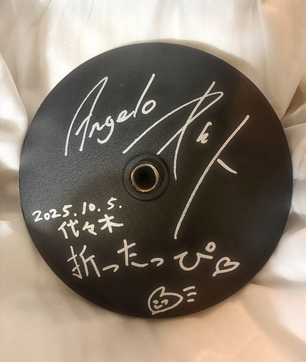 dragon_uuuy's tweet photo. キリトのマイクスタンド当選してた🥹✨✨
うれぴー🫶
着払いで届いて何事？ってビックリしたけどAngeloの文字が見えてさらにビックリw❣️
家宝にします‼️一生大事にします‼️
ありがとうございます🙇‍♀️💕 https://t.co/FQYy3DfVHP