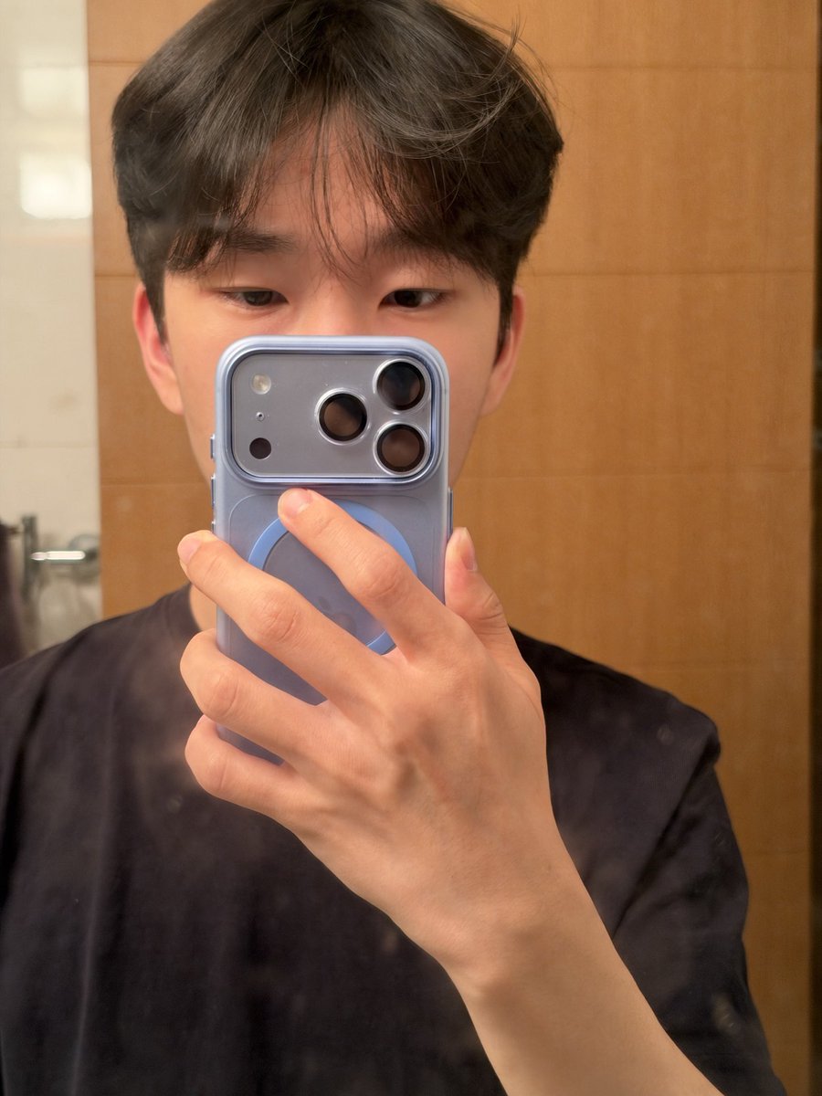 w00h_l's tweet photo. 일 갔다왔더니 머리가 난장판이네 https://t.co/vkpRlHjESk