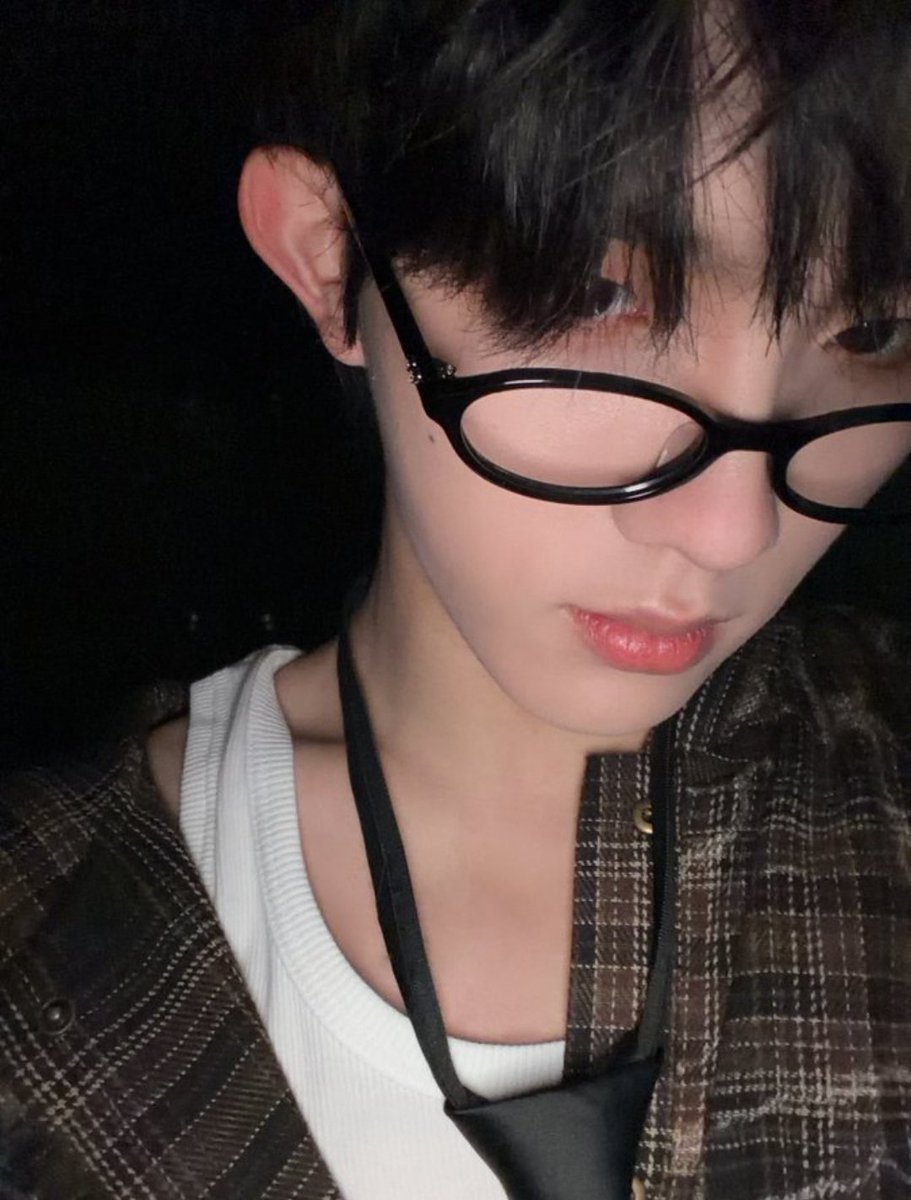 0116maemi's tweet photo. 这种上半身照一般是公开发在ig的，苏新皓的会员频道���的是坐在车里自慰的全身live图，你能看到ig没拍进去的下半身，被她自己玩肿的嫩逼还塞着巨大按摩棒，肥屁股随着抽搐的小逼抖出肉浪，车座上亮晶晶的全是她的逼水 https://t.co/0CPvaHSzQi