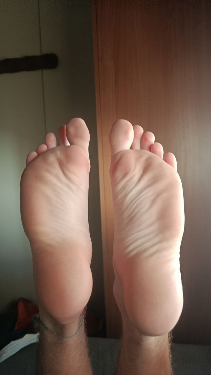 carlo_sorr17130's tweet photo. Chi condivide i miei piedi e mette mi piace e commento avrà una sorpresina nei dm https://t.co/A7NeNHd9dB
