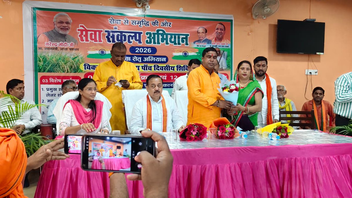 Bhadaiya_block's tweet photo. #SevaSankalpAbhiyan
#AashirwadKaDiya
#आशीर्वाद_का_दीया
#सेवा_संकल्प_अभियान
#आशीर्वाद_का_दीया_सुलतानपुर
सेवा संकल्प अभियान के अंतर्गत माननीय जिलाध्यक्ष  श्री  सुशील त्रिपाठी सुल्तानपुर  विभिन्न विभागों द्वारा लगाए गए स्टाल का   और रंगोली का निरीक्षण किया गया और जिसमें उपस्थित खंड  विकास अधिकारी  महोदया, ADO RD, BMMU Bhadaiya और अन्य विभागों के  अधिकारी  कर्मचारी, मौजूद रहे.