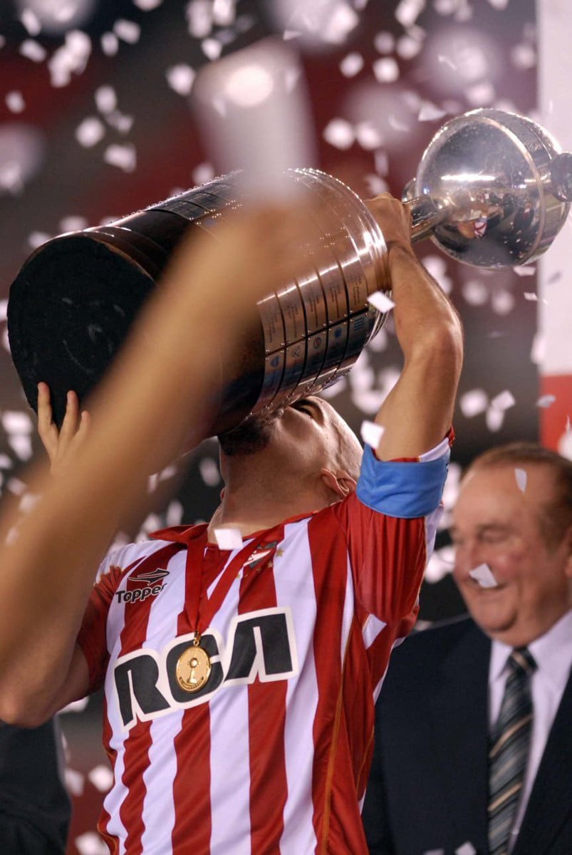 Tanque_Pincha's tweet photo. Como le explicas a alguien que no mira futbol local que el de la izquierda es la mejor vuelta del fútbol argentino según algunos. https://t.co/ZwNALAHmX2