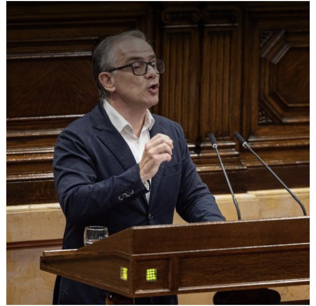 AgustiColomines's tweet photo. Els presidents dels grups parlamentaris d’@Esquerra_ERC i de @SomComuns critiquen amb  vehemència el govern de @socialistes_cat i després són la crossa que el manté. Tanta xerrameca cansa. Ells són tan responsables del desastre governamental com el Salvador Illa. https://t.co/owDhk9z0c9