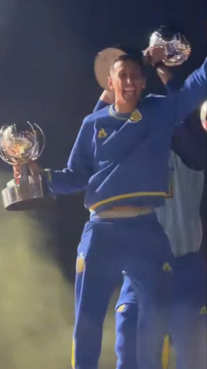 Tanque_Pincha's tweet photo. Como le explicas a alguien que no mira futbol local que el de la izquierda es la mejor vuelta del fútbol argentino según algunos. https://t.co/ZwNALAHmX2