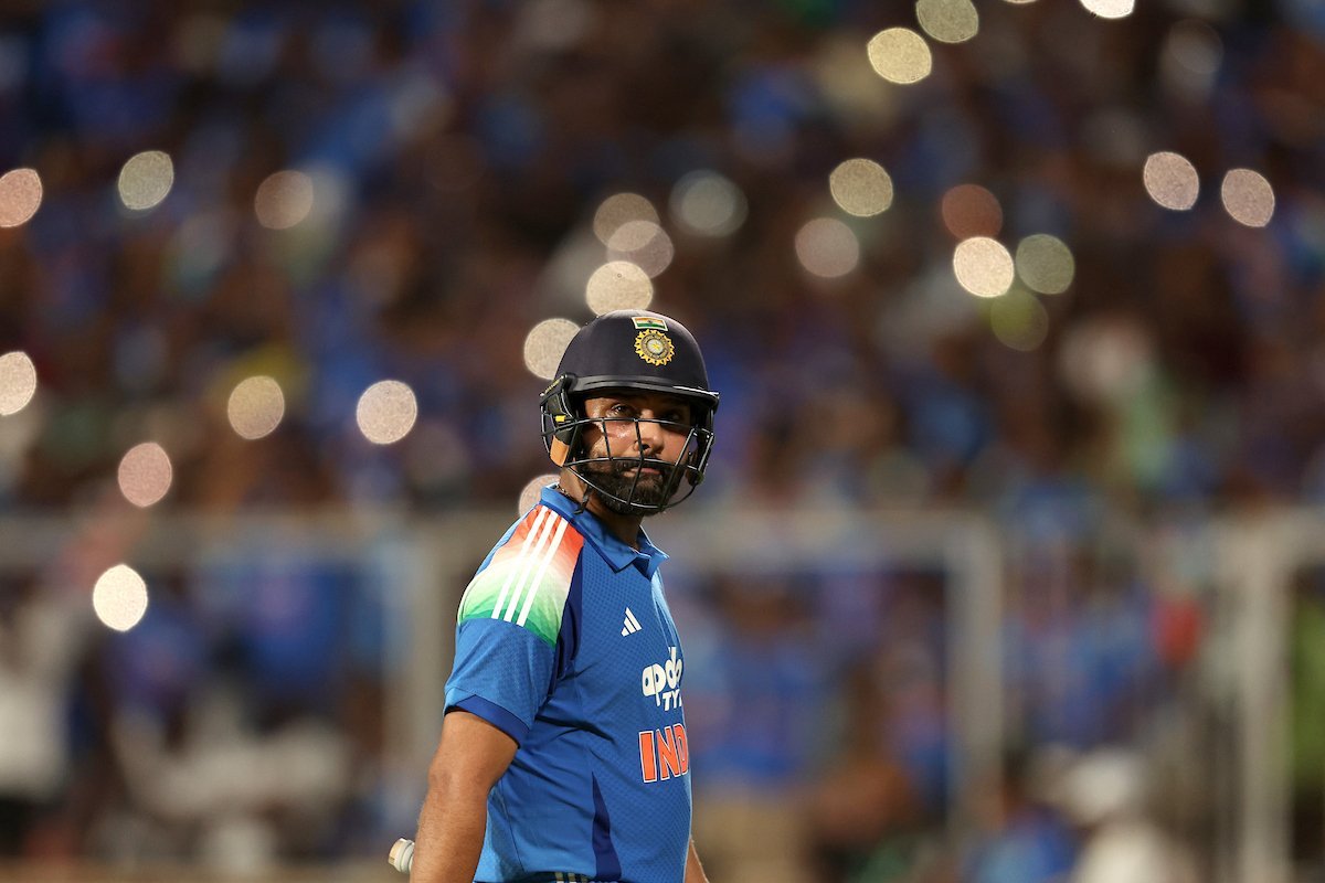 HinduPosting's tweet photo. Ek Kachori, do samosa
Is motu ka kya bharosa

Hamara dil firse jalega
Jab Rohit set hoke hagega

Lambi innings shru kro
Intent wali bakchodi band kro

Stadium me tufaan machao
Purane Rohit wapis aao https://t.co/ECTS7K8DPd