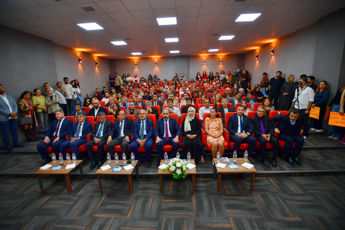 OsbVan's tweet photo. Yönetim Kurulu Başkanımız Sayın Memet Aslan, Van Yüzüncü Yıl Üniversitesi Psikolojik Danışmanlık ve Rehberlik, Araştırma ve Uygulama Merkezi binasının açılış törenine katıldı. Başkanımız Sayın Memet Aslan, beraberindeki Üniversite Rektörü Prof. Dr. Hamdullah Şevli ve protokol üyeleriyle birlikte kurdele kesiminin ardından merkez binasını gezerek hayırlı olmasını temenni etti.

@TCSanayi 
@Osbuk_org 
@hsevli 
@memetaslanOSB
@YasarSen30
@FeyatGultepe
@yunus_mirun
@mahmut_akel
@bozyigitozcann 
@HaberVANYYU