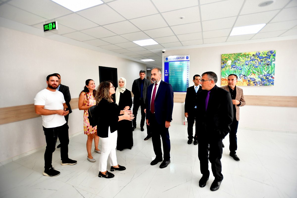 OsbVan's tweet photo. Yönetim Kurulu Başkanımız Sayın Memet Aslan, Van Yüzüncü Yıl Üniversitesi Psikolojik Danışmanlık ve Rehberlik, Araştırma ve Uygulama Merkezi binasının açılış törenine katıldı. Başkanımız Sayın Memet Aslan, beraberindeki Üniversite Rektörü Prof. Dr. Hamdullah Şevli ve protokol üyeleriyle birlikte kurdele kesiminin ardından merkez binasını gezerek hayırlı olmasını temenni etti.

@TCSanayi 
@Osbuk_org 
@hsevli 
@memetaslanOSB
@YasarSen30
@FeyatGultepe
@yunus_mirun
@mahmut_akel
@bozyigitozcann 
@HaberVANYYU