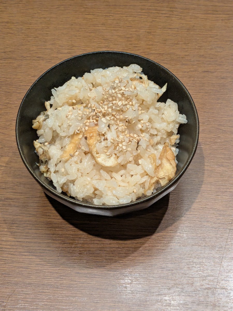 SAKABAMITSURU's tweet photo. 今日も雨☂️連続降水日数がまた更新だぁ↗️昨日は仲良しのアーティストの田中さゆりさんご来店頂きました♥��りがとうございました����🎹♥ https://t.co/Sxaz8I76w0